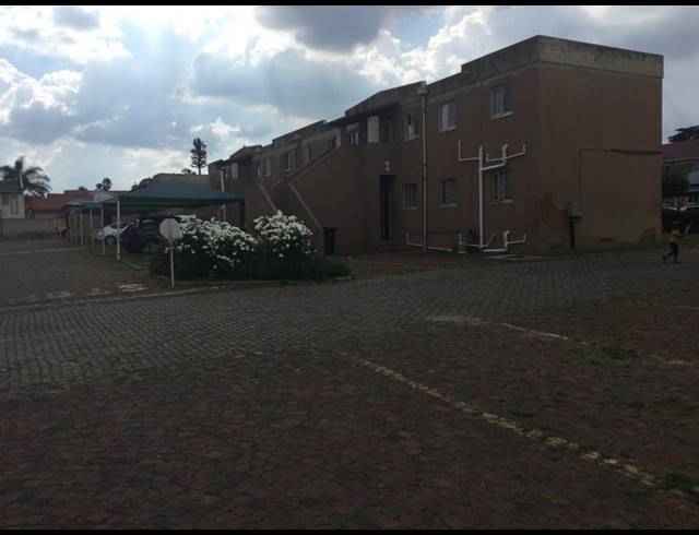 2 BEDROOM TOWNHOUSE FOR SALE IN BRAMLEY VIEW